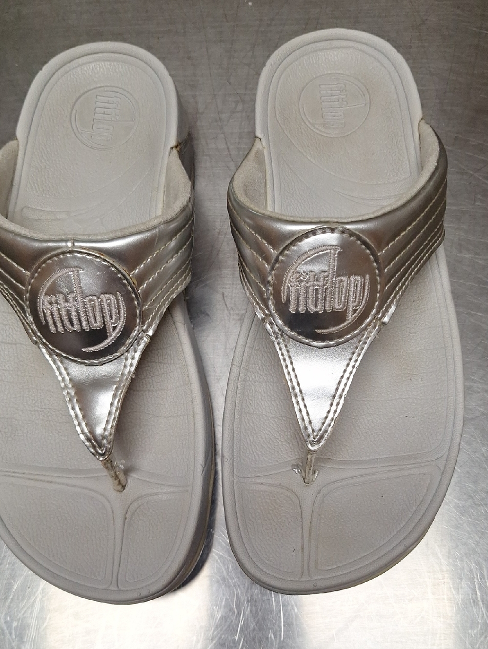 FitFlop Women's Metallic Silver Thong Sandals